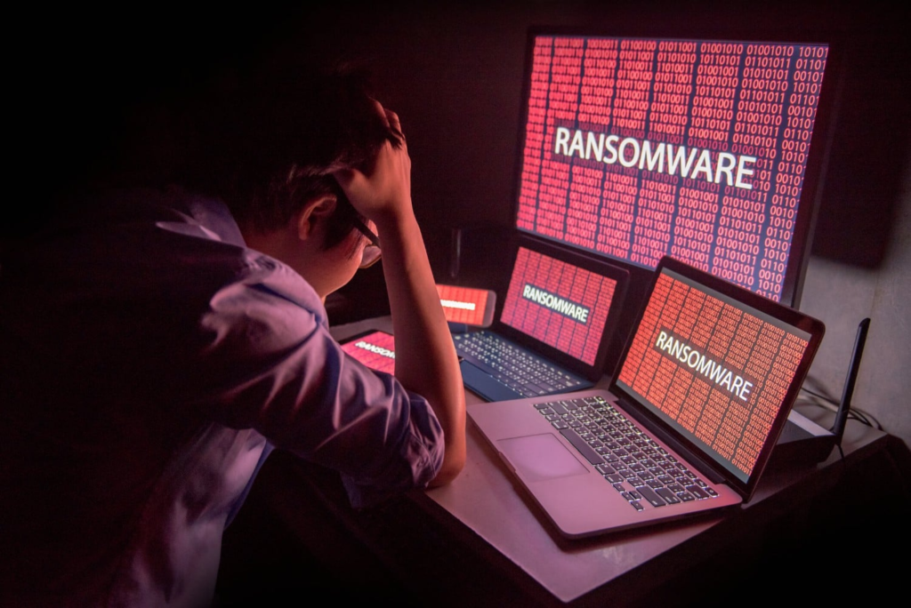 Homem frustrado com a quantidade de ciberataques e ransomware.